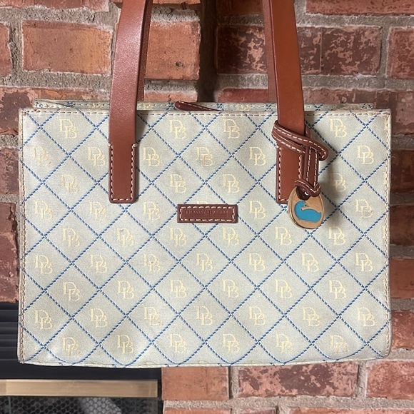 Dooney and Bourke Signature Snap Closure Multi Compartment Shoulder Bag Purse - Picture 2 of 9